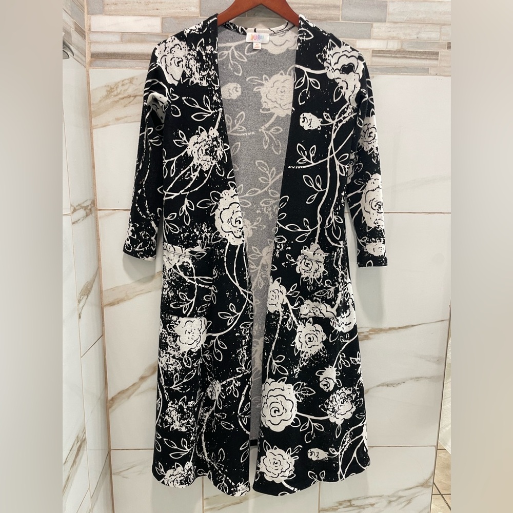 🌸 LuLaRoe Black & White Floral Longline Cardigan – Size XS - Picture 3 of 12
